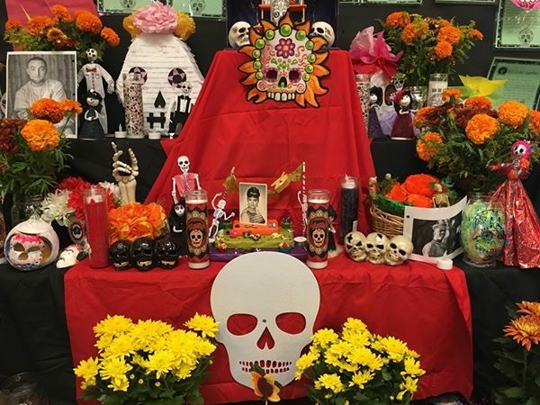 How does APB celebrate Dia de los Muertos?