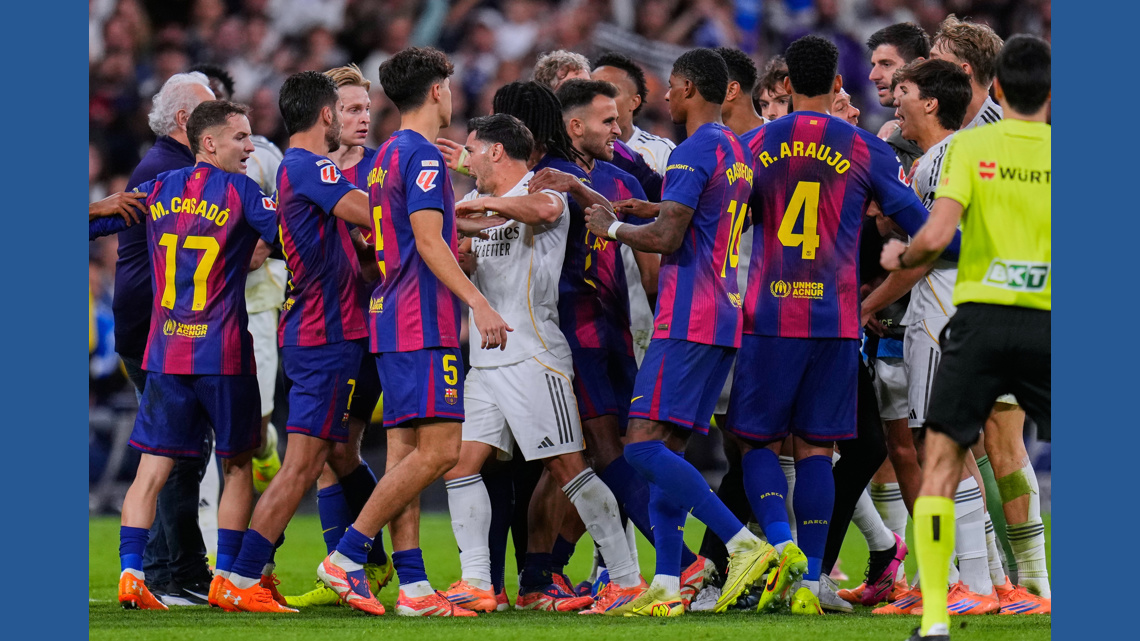 Real Madrid and Barcelona players scuffle during the Spanish La Liga soccer match between Real Madrid and Barcelona, in Madrid, Sunday, Oct. 26, 2025. (AP Photo/Manu Fernandez)